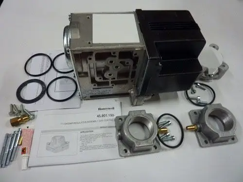Gasregulator von Remeha, bestehend aus einem Hauptgehäuse, verschiedenen Dichtungen, Montageanleitungen und Anschlusskomponenten.